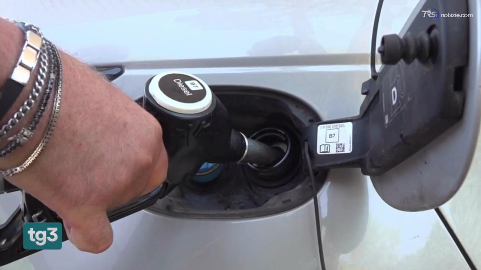 Esenzione bollo e proroga del taglio accise sul diesel: cosa prevede il decreto