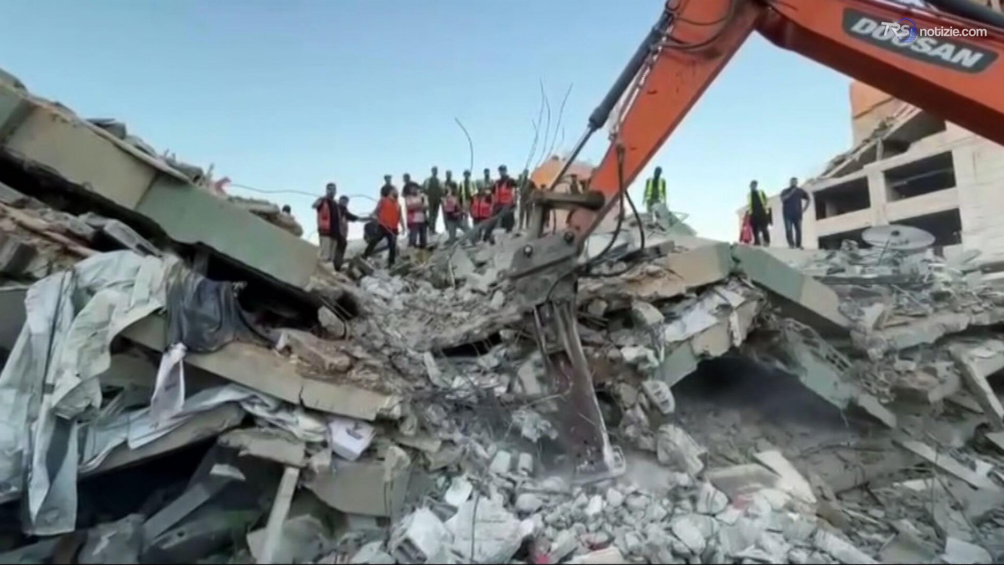 Gaza City, edificio danneggiato dai raid israeliani: almeno 20 morti, decine i dispersi
