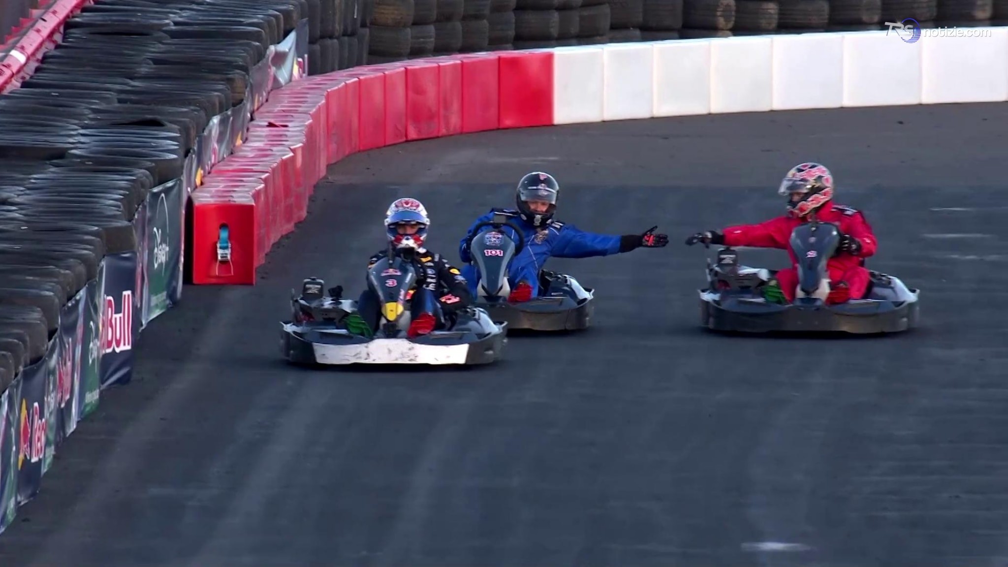 Verstappen contro 100 kart: li supera tutti in poco più di mezz'ora