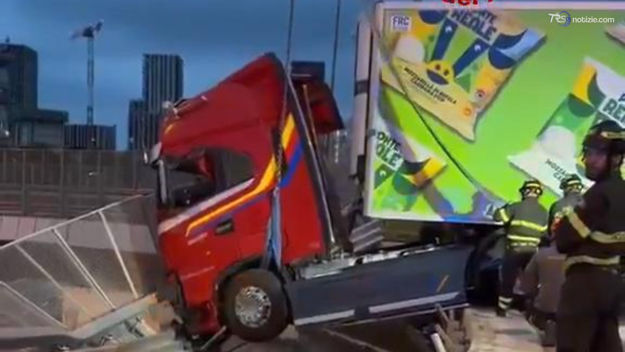 Tir sfonda il guardrail e resta in bilico a cinque metri d’altezza: le immagini dei soccorsi