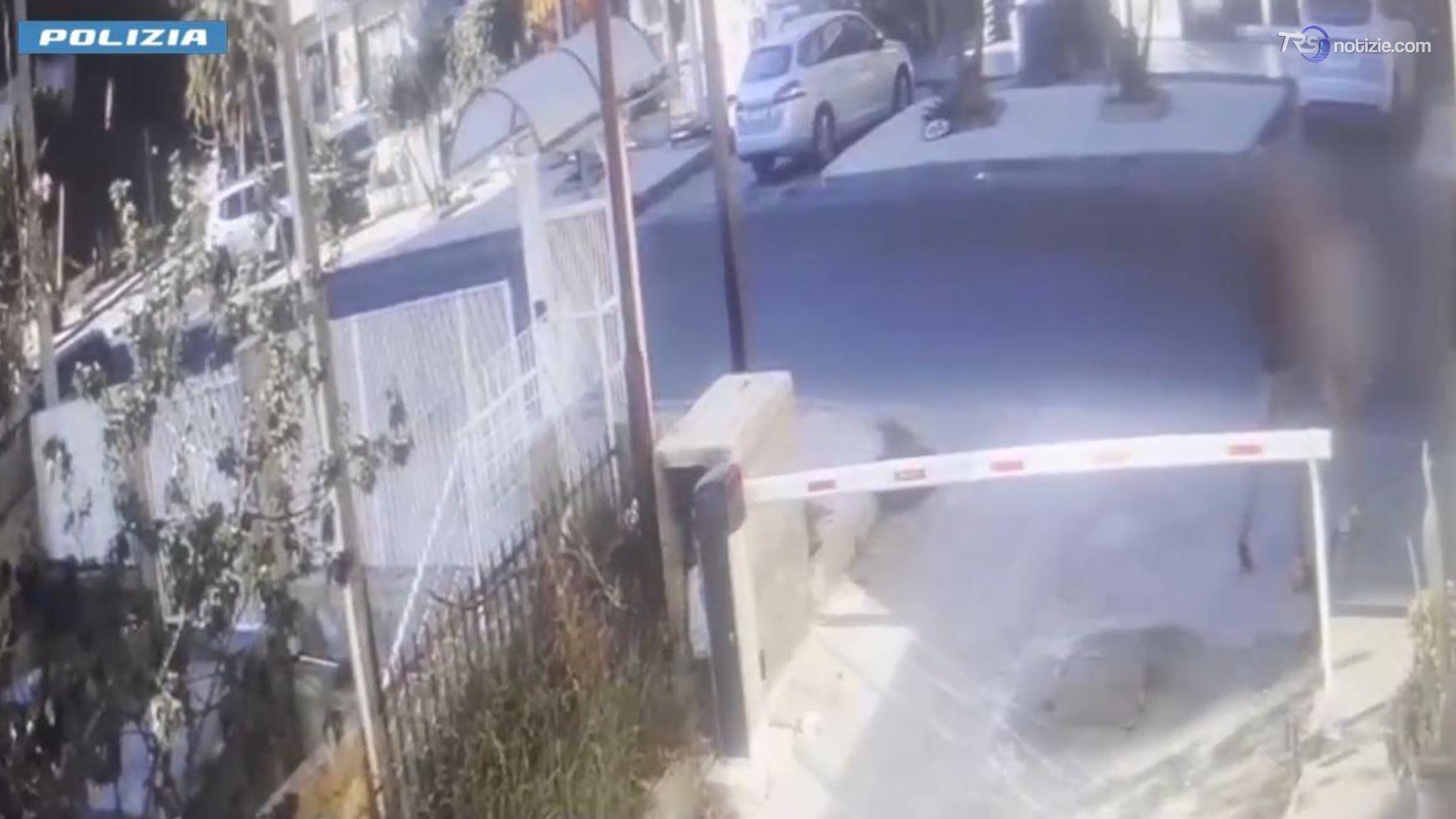 Orrore a Gela, afferra al collo una donna in strada e tenta di sgozzarla