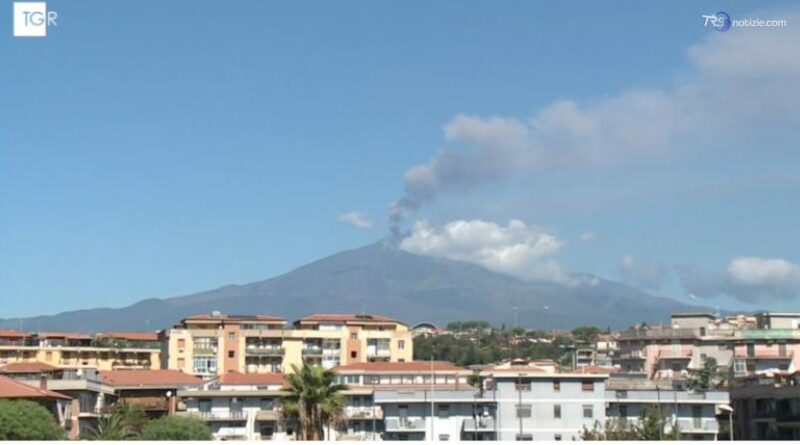 Etna, continua l'emissione di cenere