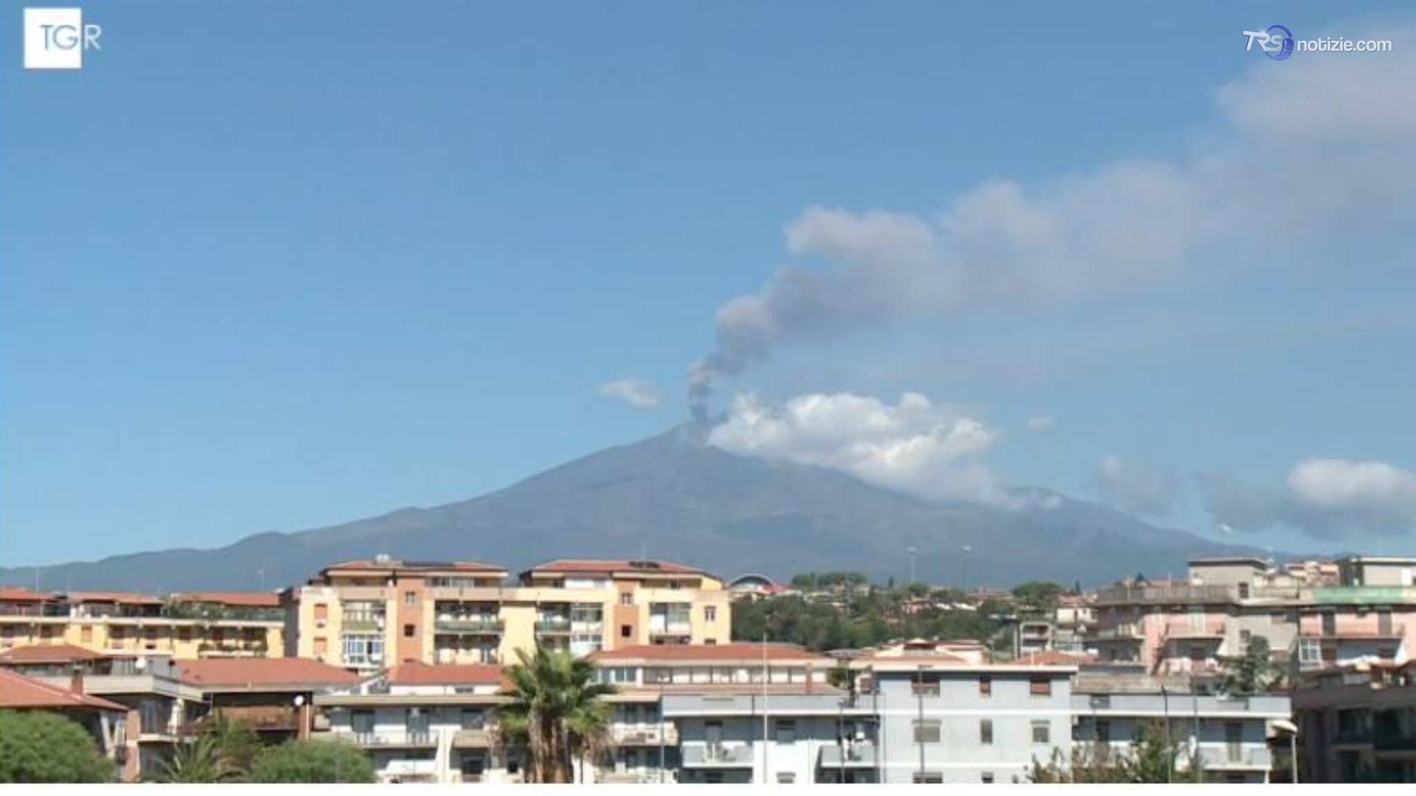 Etna, continua l'emissione di cenere