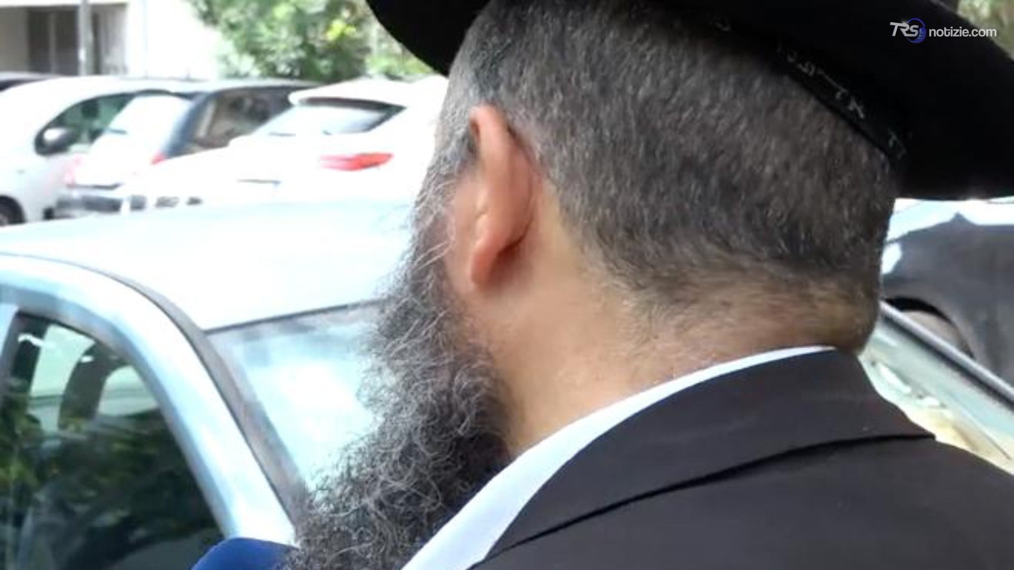 Parla il rabbino che ha denunciato l'aggressione: "Mi hanno rubato il cappello e dato un calcio"