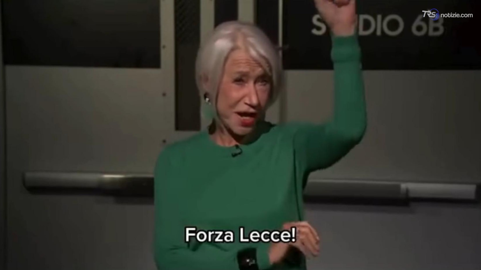 Helen Mirren, siparietto italiano da Jimmy Fallon: “Forza Lecce” tra ironia e parolacce