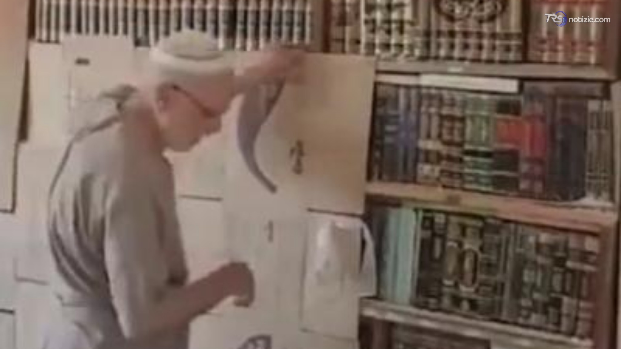 Siria, abbatte il muro che aveva costruito 15 anni fa: riemerge la biblioteca nascosta