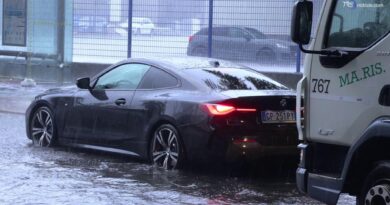 La strada è un torrente, maltempo a Genova, auto bloccata a Bolzaneto
