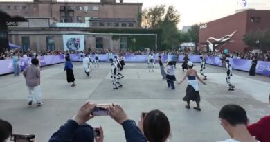 Robot umanoidi e ballerini umani danzano in sincronia alla Beijing Art and Technology