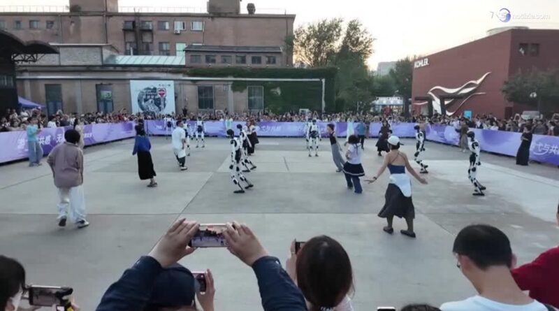 Robot umanoidi e ballerini umani danzano in sincronia alla Beijing Art and Technology