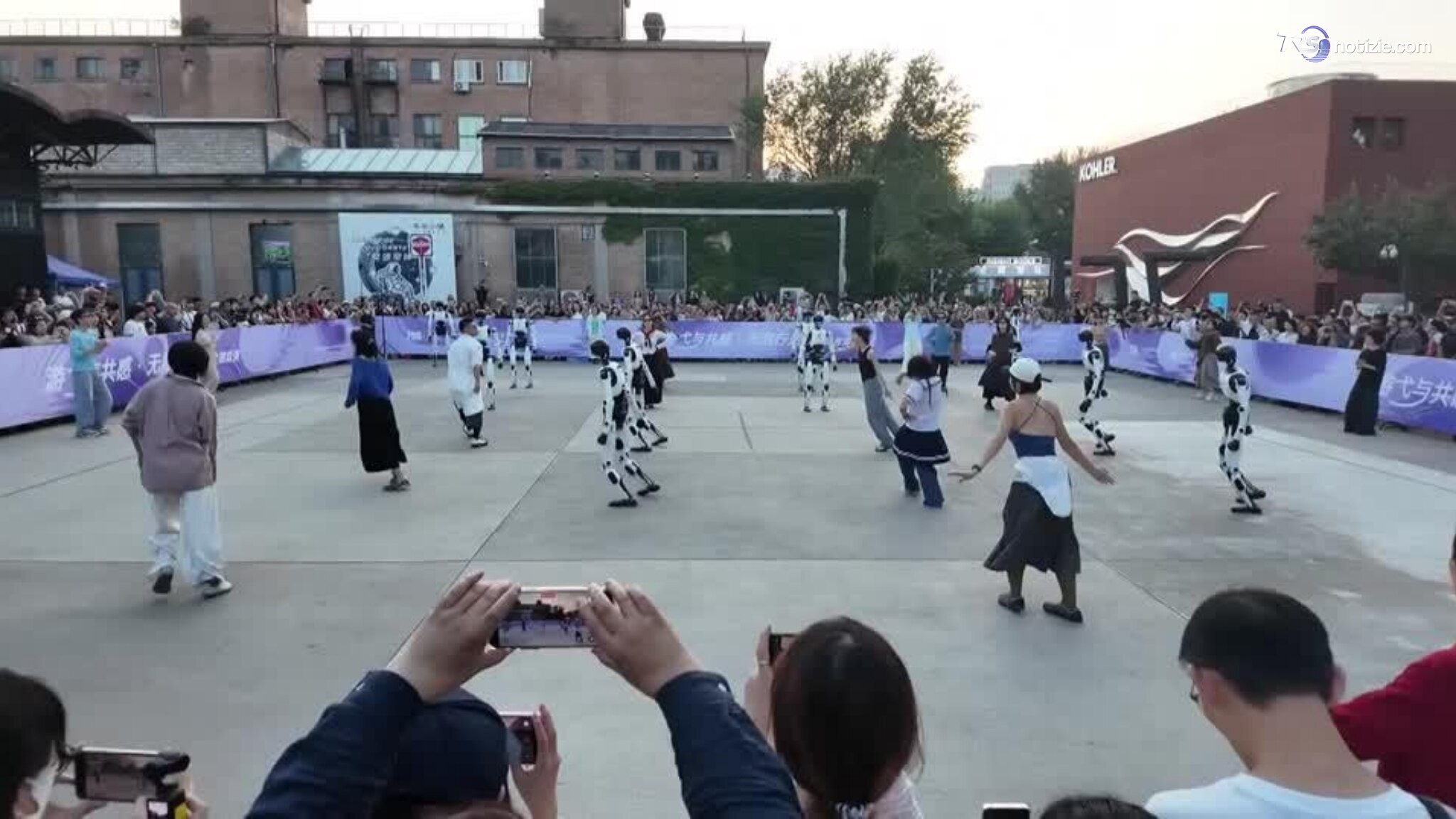 Robot umanoidi e ballerini umani danzano in sincronia alla Beijing Art and Technology