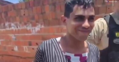 La parrucca corvina, l'abito aderente: travestito da donna per sfuggire all'arresto