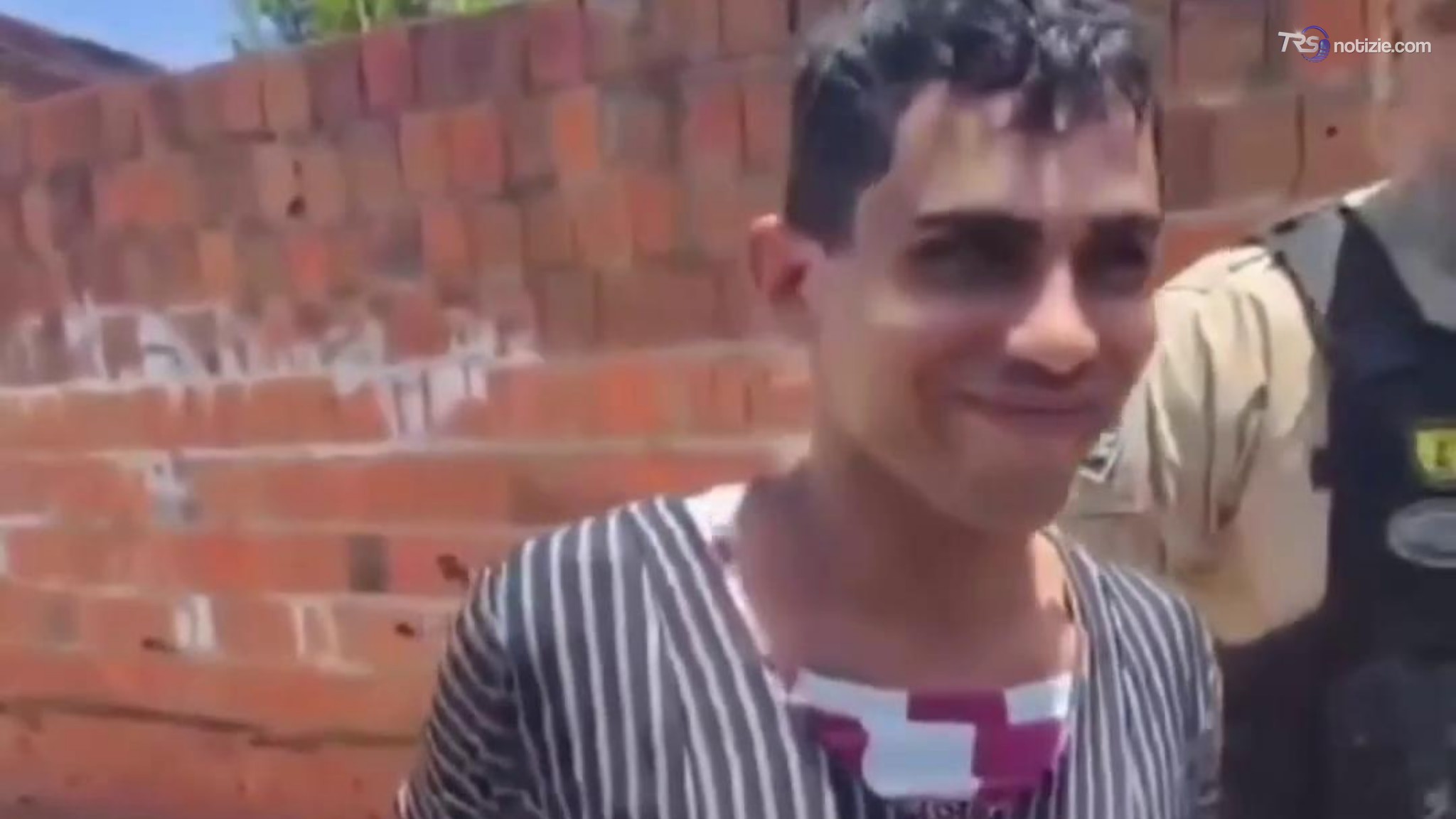 La parrucca corvina, l’abito aderente: travestito da donna per sfuggire all’arresto