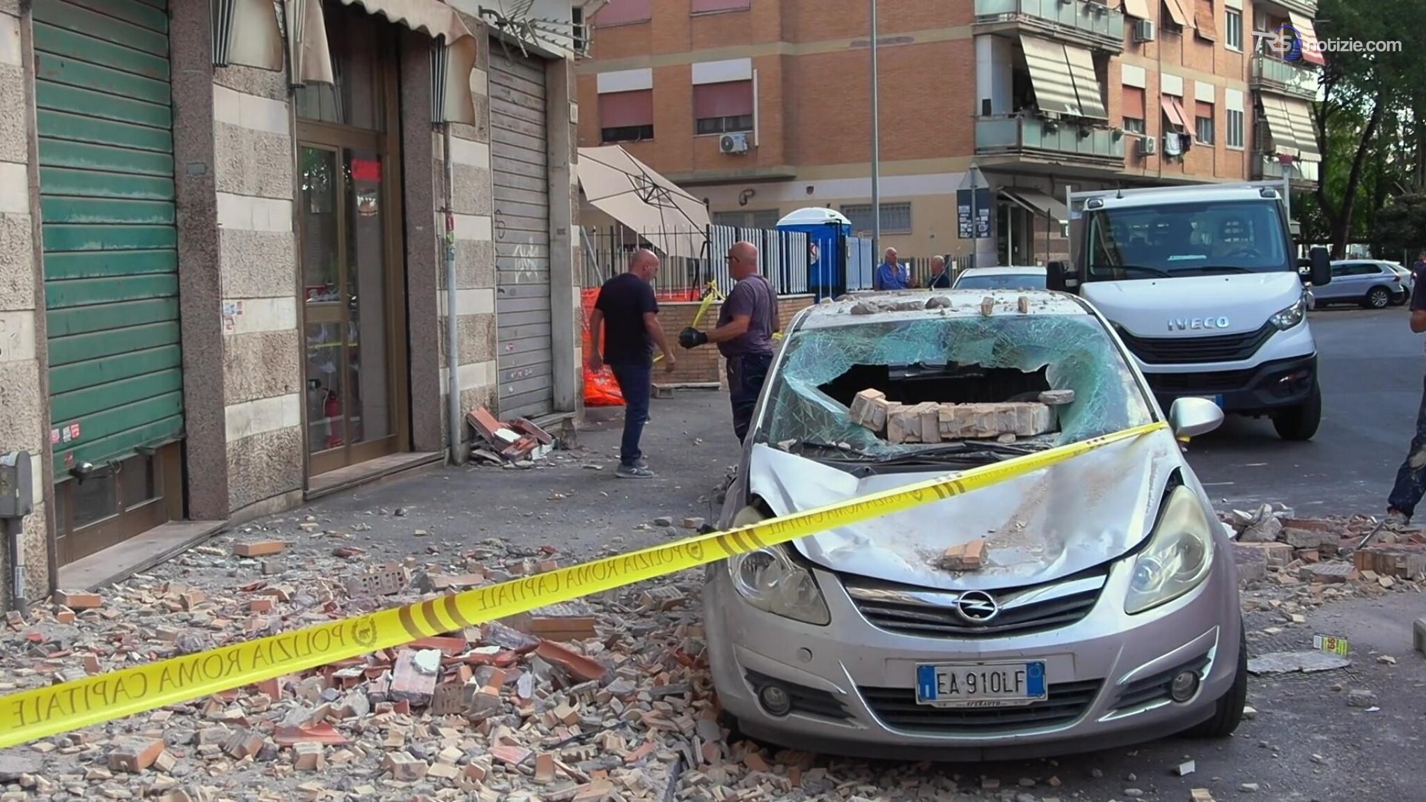 Nido di vespe a Roma, esplosione nella palazzina: un ferito lieve e auto danneggiata