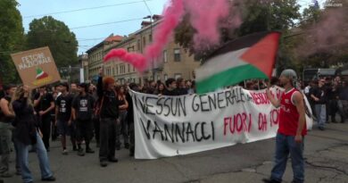 Torino: cori, striscioni e fumogeni al presidio contro Roberto Vannacci