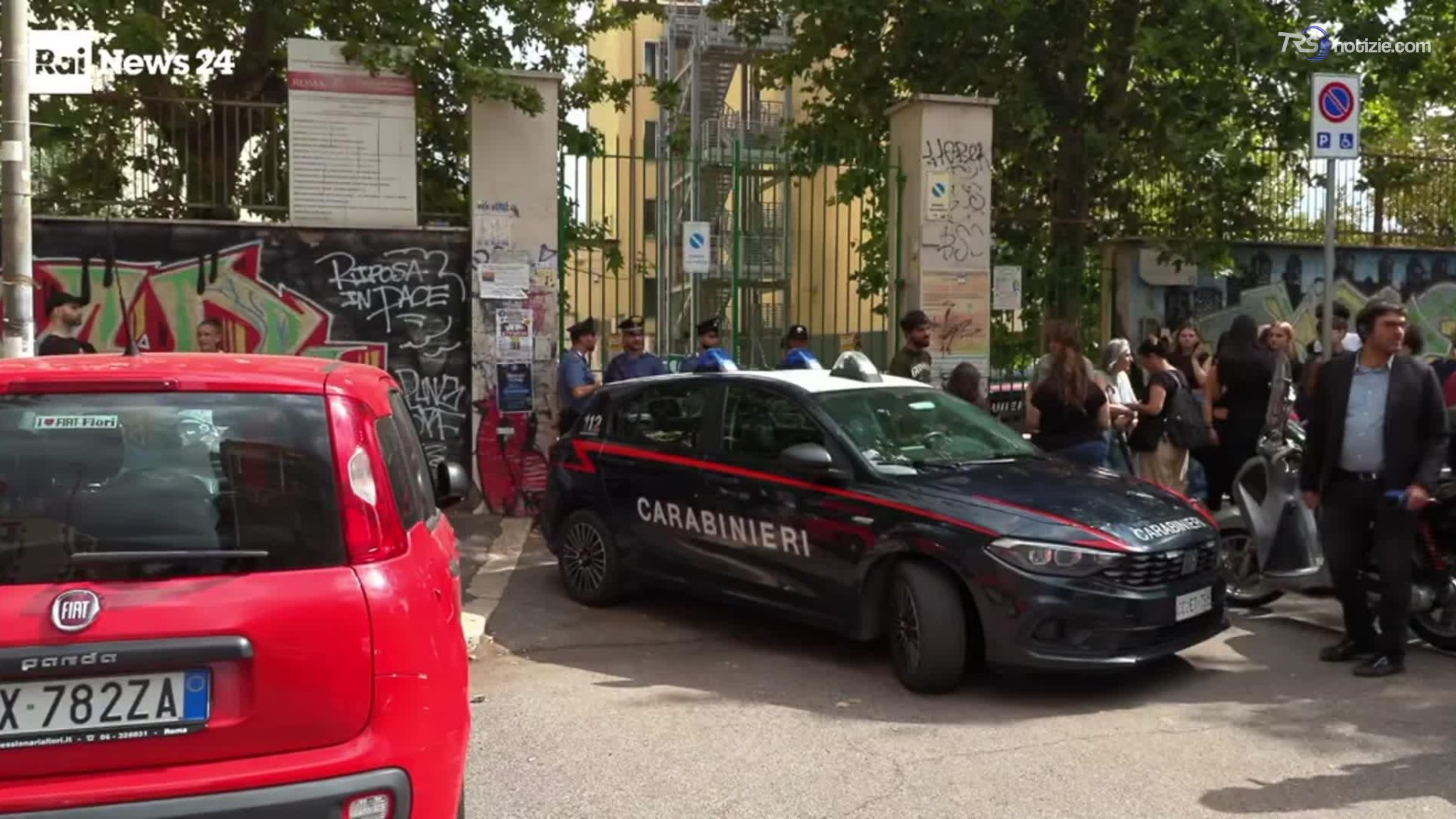 Lo spray urticante e le tre coltellate: paura in una scuola di Roma