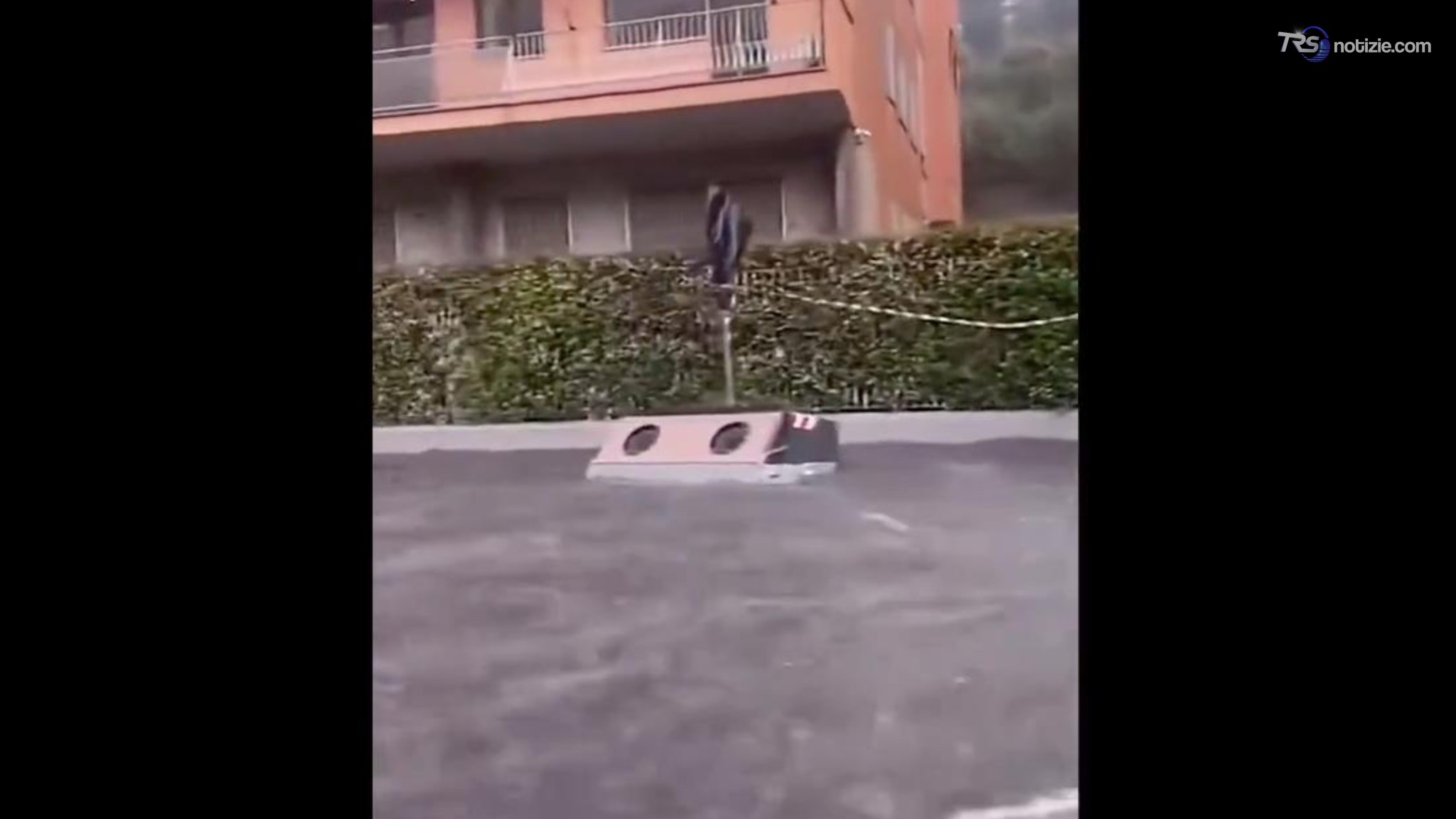 Nubifragio a Roma: la zona nord allagata, strade come fiumi. Inondata anche la metro (VIDEO)