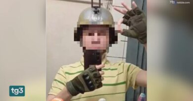 “Taciturno e schivo, appassionato di video crime”: chi è il 13enne che ha accoltellato la prof