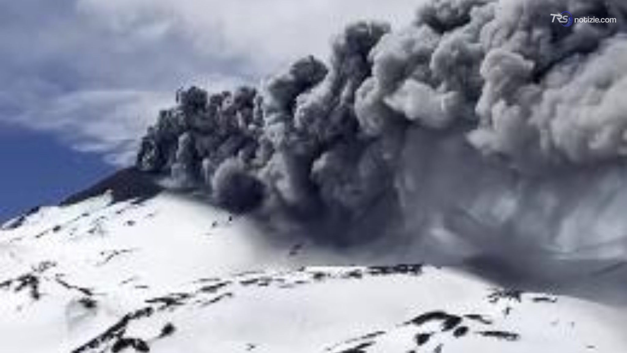 Fumo denso si alza dal vulcano cileno Chillán dopo un'eruzione: video