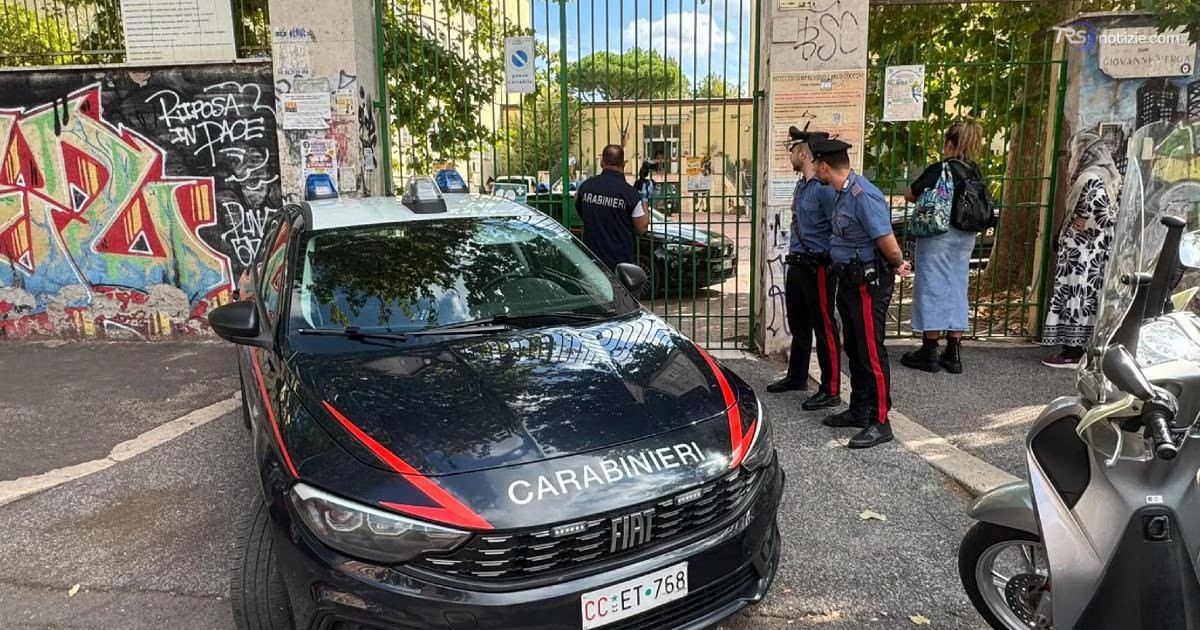 Chi è lo studente congolese che ha salvato la professoressa aggredita a scuola