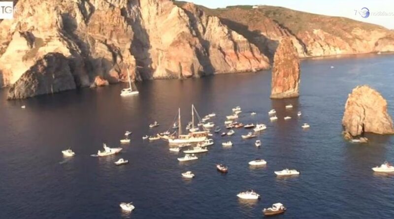 Stromboli, lo sposalizio dei faraglioni