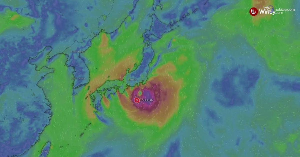 L'occhio rosso del tifone Dujuan mentre si avvicina al Giappone nell'animazione timelapse