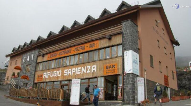 Via gli ospiti dal Rifugio Sapienza sull'Etna