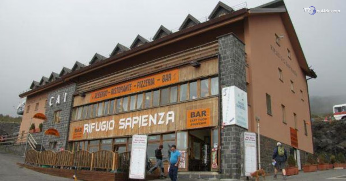 Via gli ospiti dal Rifugio Sapienza sull'Etna