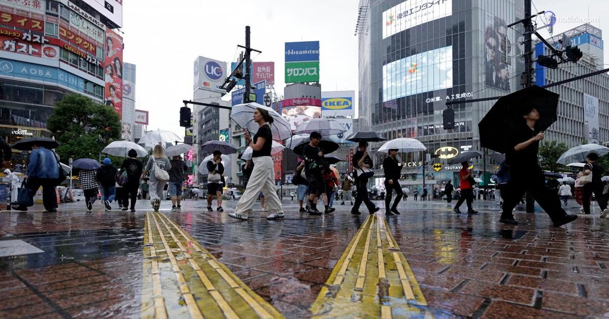 Allarme a Tokyo per il tifone Dujuan, cancellati quasi 300 voli