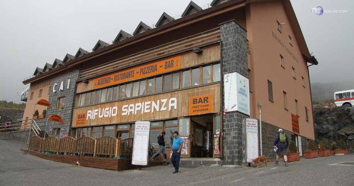 Evacuato il rifugio Sapienza sull'Etna, si sospettano esalazioni da monossido di carbonio