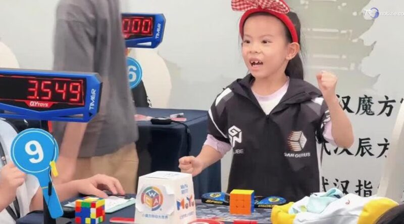 A 6 anni risolve il cubo di Rubik in 4,27 secondi: il record mondiale della piccola Lian