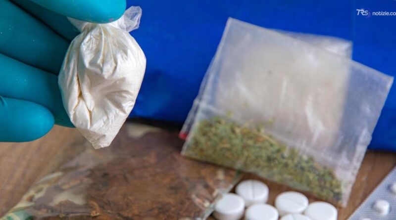 Vende dose a un poliziotto in borghese. Scoperto fortino della droga