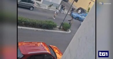 Crotone, danneggia auto con una spranga: quattro agenti feriti