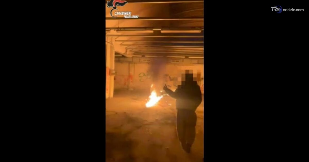 Il lancio delle bottiglie incendiarie nel garage abbandonato: il video inchioda 4 giovanissimi