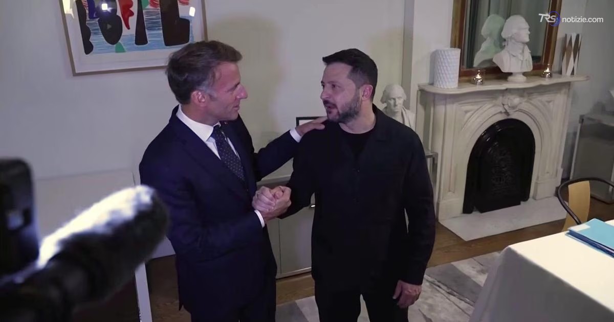 New York, l'abbraccio tra Zelensky e Macron a margine dell'Assemblea Onu