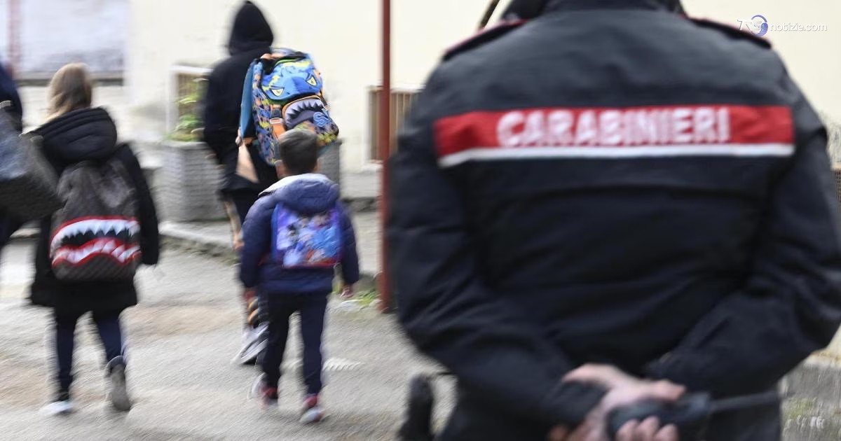 A 6 anni va a scuola con il coltello