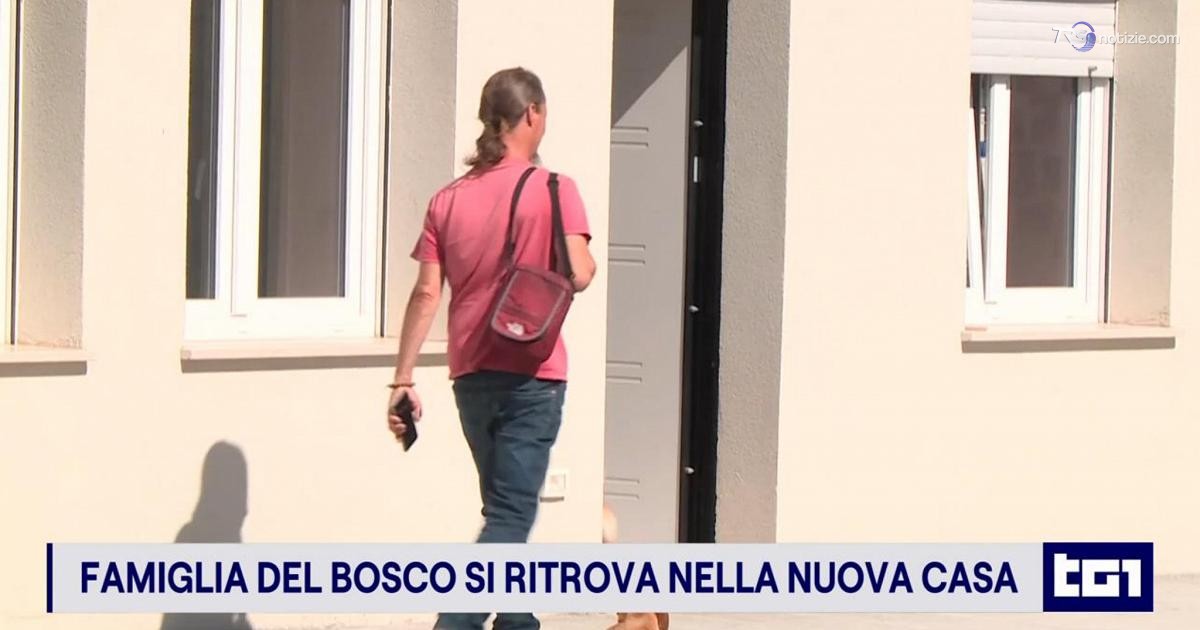 La famiglia nel bosco insieme nella nuova casa: inizia il ritorno alla normalità
