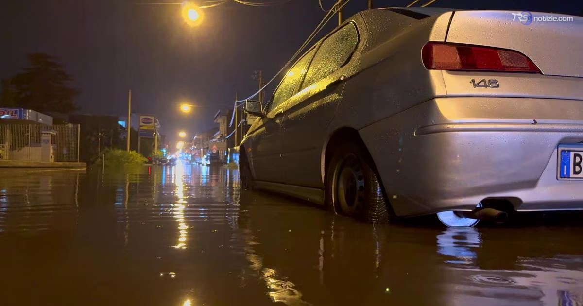 Maltempo nel catanese, il distributore è sommerso dalla pioggia