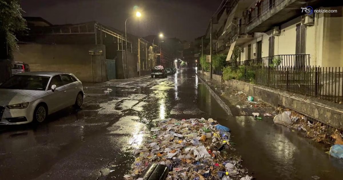 Maltempo nel catanese, ad Acicatena rifiuti accumulati sulle caditoie