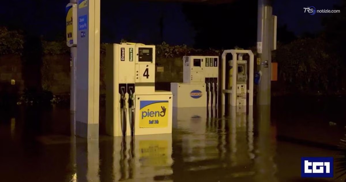Nubifragio nel Catanese, strade trasformate in fiumi. Allerta gialla in Sardegna e Calabria