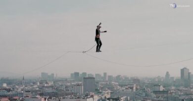 In piedi su una fettuccia di 2 centimetri sospesa sul Danubio: l'atleta percorre 14 km