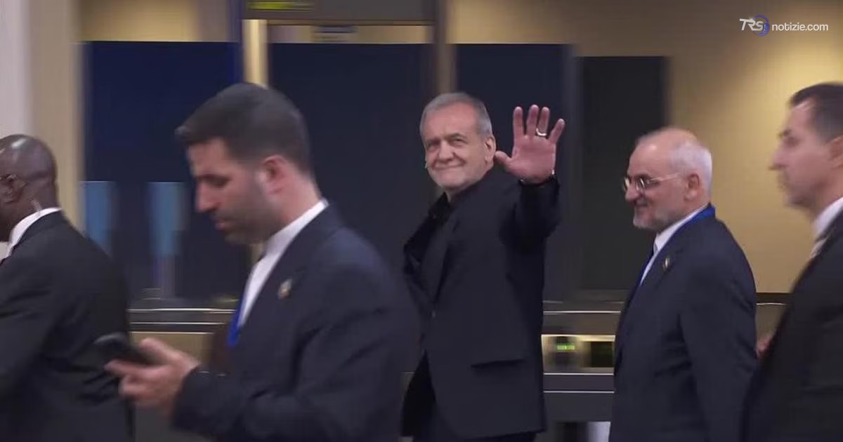 Il presidente iraniano Pezeshskian saluta mentre lascia l’ONU