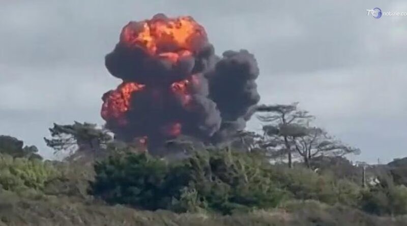 Un jet della Royal Air Force si schianta in Galles, i piloti si salvano con il paracadute