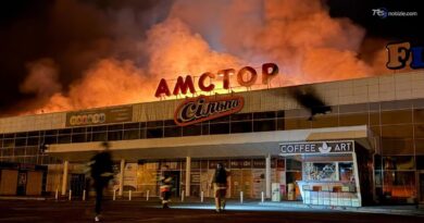 Il fuoco, le fiamme: missili russi su Kiev, 2 morti. Danneggiato ospedale