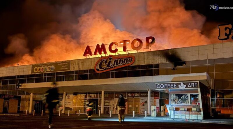 Il fuoco, le fiamme: missili russi su Kiev, 2 morti. Danneggiato ospedale