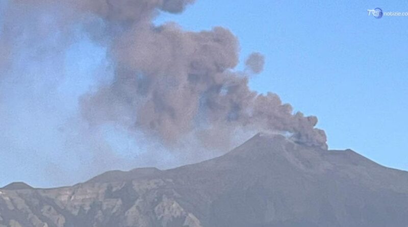 Etna, nuova emissione di cenere. Allarme rosso per i voli