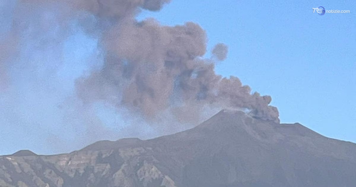 Etna, nuova emissione di cenere. Allarme rosso per i voli