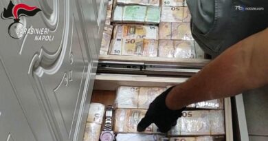 Mazzette murate e milioni nei cassetti: maxi sequestro dei Carabinieri