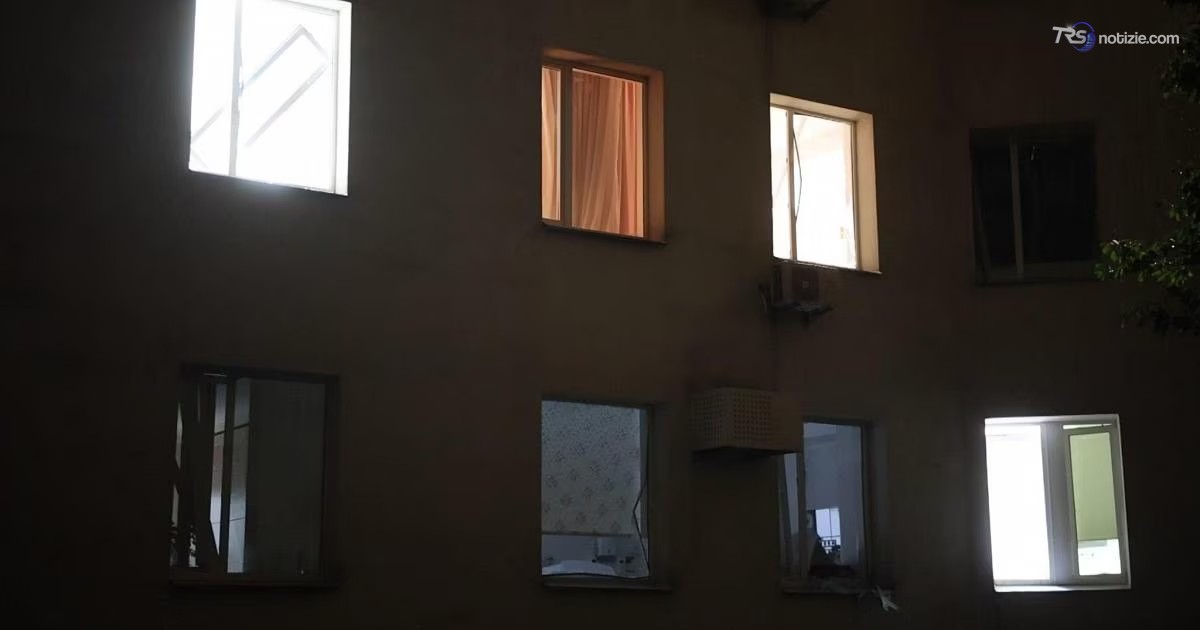 Kiev, il reparto maternità pesantemente danneggiato da un attacco missilistico russo