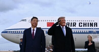 Onori militari a Xi, la smorfia di fastidio di Trump per il rumore di un jet che sfreccia (Video)