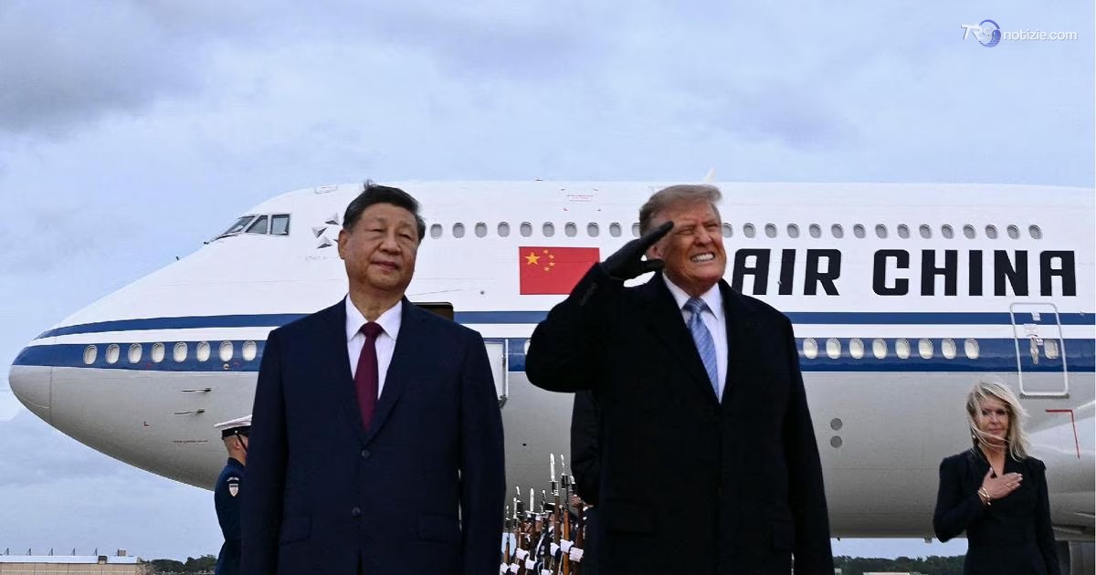Onori militari a Xi, la smorfia di fastidio di Trump per il rumore di un jet che sfreccia (Video)